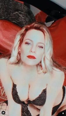 Elizabeth Banks en medias de nailon negras