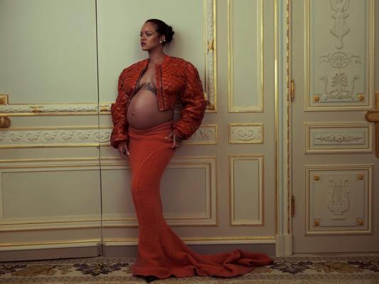 RIHANNA dévoile ses seins et ses tétons topless dans une mode provocatrice