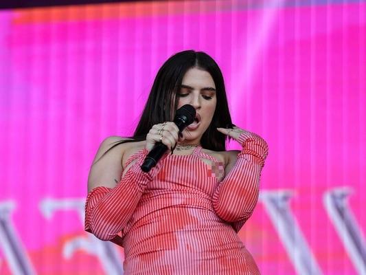 Mae muller nip slip/bra less uk singer