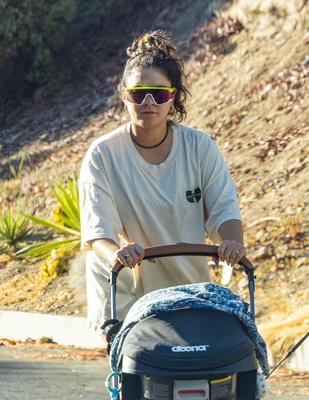 Vanessa Hudgens sort se promener à Los Angeles