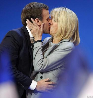 Brigitte Macron s'embrassant
