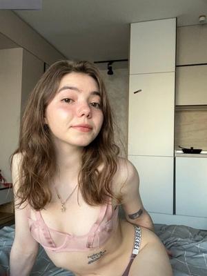ぽっちゃりメイジ21歳ウクライナ美人インスタガール混合ホット写真