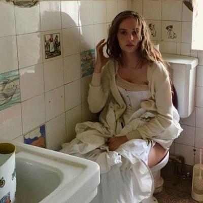 Майя Хоук в туалете