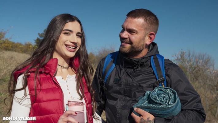 Candie Luciani в возбужденной прогулке