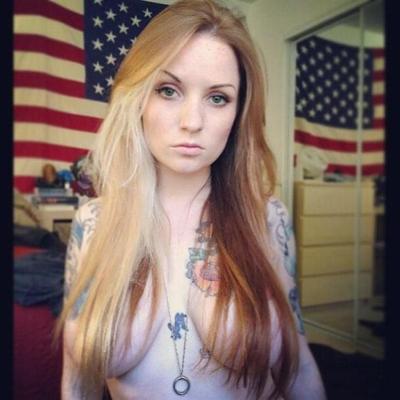 ケンパーは彼女のTATSとTITSを披露します