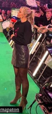 La présentatrice de télévision britannique Emma Paton est à nouveau sexy en collants !