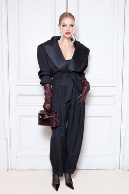 レオニー・ハンヌの服装