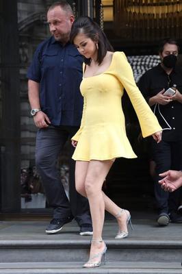 セレナ・ゴメスはロンドンで美しいおっぱいと足を見せています