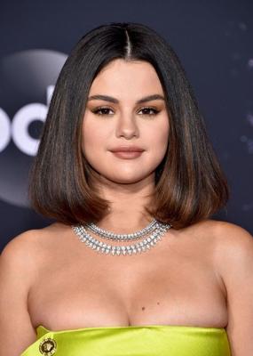 セレナゴメス - アメリカンミュージックAWでセクシーな大きな胸の谷間