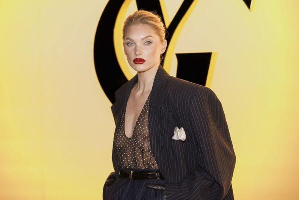 Эльза Хоск на YSL Show на Paris Week Fashion Week