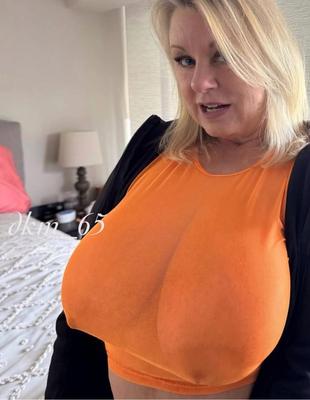 Geil was man unter dem Orangen Top sieht 