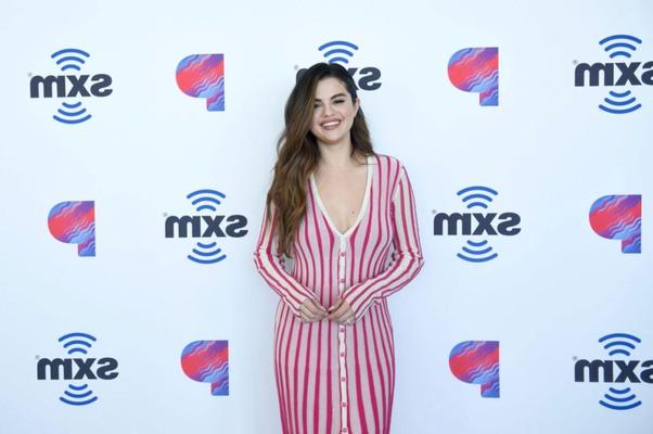 セレナ・ゴメス -  SiriusXmのBraless Candids