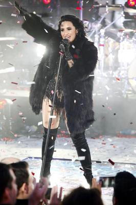 ニューヨーク州タイムズスクエアで演奏するデミ・ロヴァート