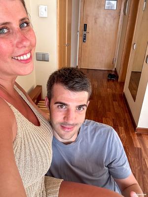 レディ・リン・ヨはホテルの部屋で犯された