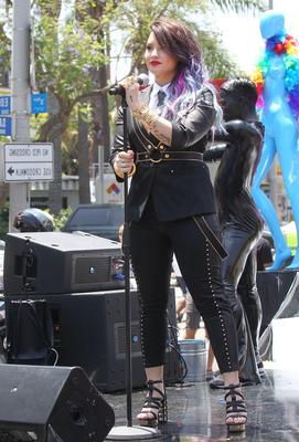 Demi Lovato actúa en el Desfile del Orgullo