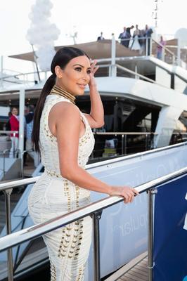 Ким Кардашьян в Каннах Mailonline Boat Party