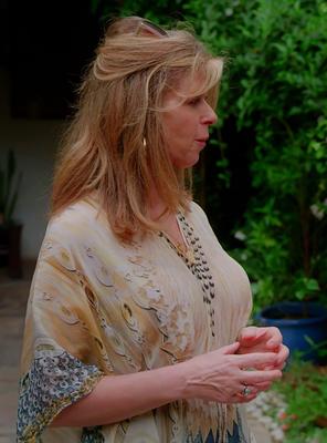 Busty UK MILF TIT SLUT KATE GARRAWAY、ドバイのテレビファックツアー