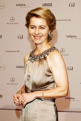 USCHI IHRE TITTEN SIND SCHON ORDENTLICH RANGENOMMEN Worden