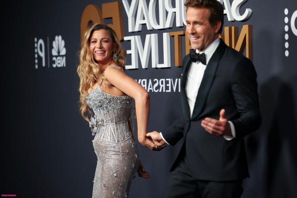 Blake Lively SNL: красная ковровая дорожка
