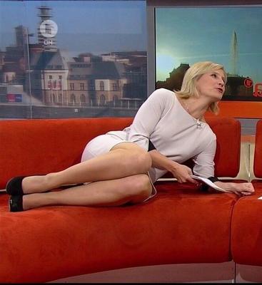 Moderatorin auf der Couch 