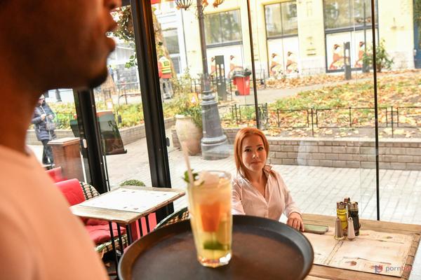 ニコール・ムルコフスキー無謀な赤毛が肛門のためにBBCウェイターを拾います
