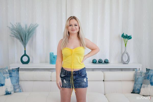 Rylee Blake Yoは彼女の肉の猫を叩きます