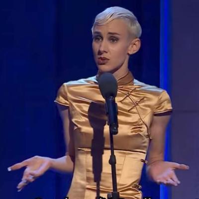 Lisa E. geile duerre Oesi Ficke im goldenen Satinkleid !