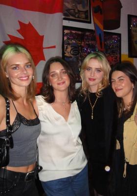 Samara Weaving and Kathryn Newton 