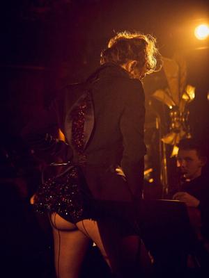 Miley CyrusはParis Merci Spotifyで演奏します