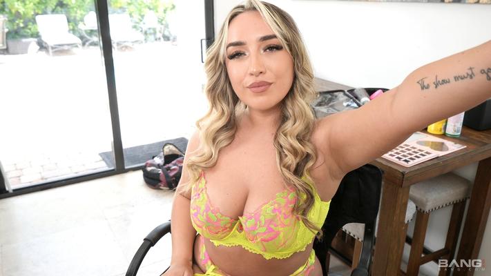 Quincy Yoは彼女の泡のお尻を犯してクリームに貼り付けます