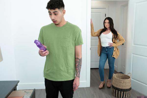 ホイットニーoc yo私は私のstepmomsのセックスのおもちゃを見つけました