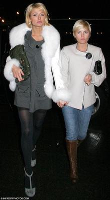 パリス・ヒルトンと彼女の雌犬