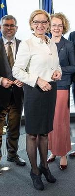 Johanna Mikl Leitner zeigt ihre geilen Beine in schwarzen Nylons
