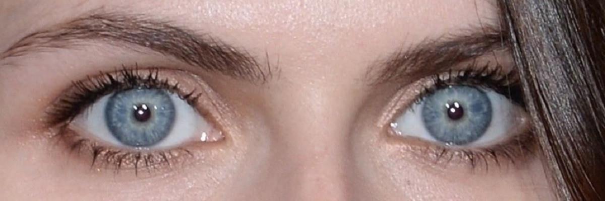 Alexandra Daddario éveiller les photos uniquement