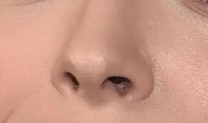 Je suce le sperme de son nez pour mon maître