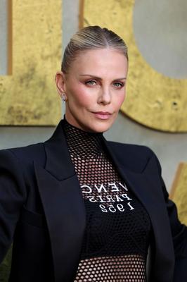 Charlize Theron Sexe Secrétaire à FishNet June