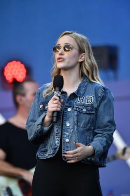 Rachel Brosnahan enge Hosen
