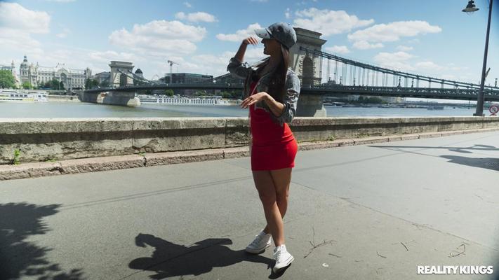 Amirah Adara Yo Crown dans une Pornstar