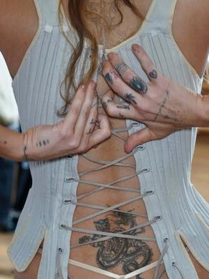 Miley Cyrus nu, mamelons exposés